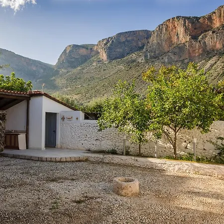 Colourfull Stone House Сasa de vacaciones