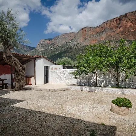 Colourfull Stone House Дом отдыха